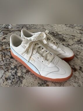 Puma Club 5v5 women’s size 7 Leather Pristine Condition